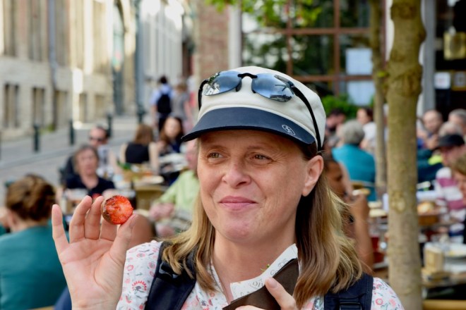 Michaela mit Erdbeere