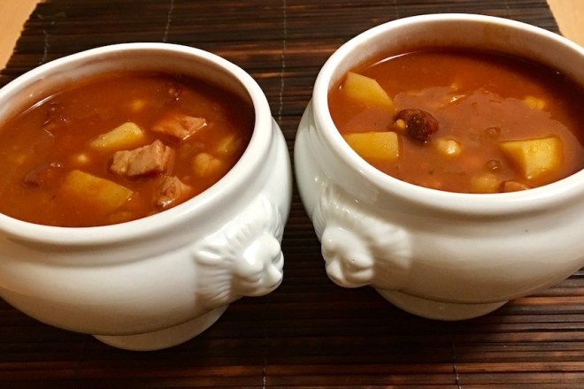 Rezepte: Suppen & Eintöpfe: Hispano-Serbischer Eintopf in Suppenschalen