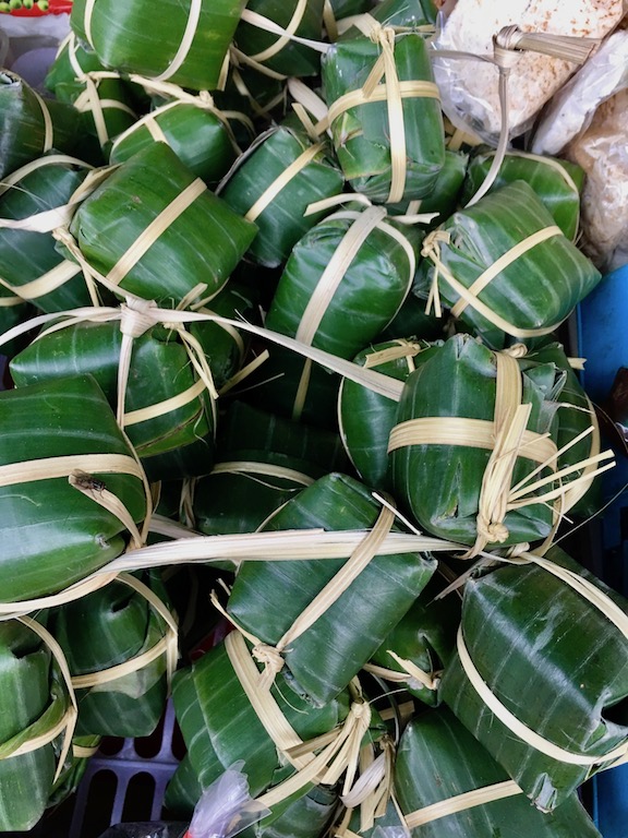 Tipps & Infos: Laotische Küche: In Bananenblätter eingewickelte Speisen