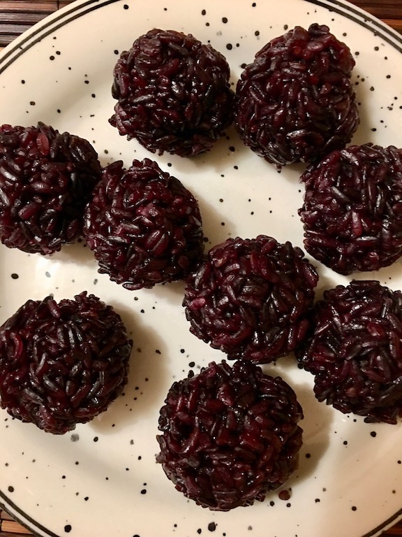 Rezepte: Süsses: Klebreis mit Kokos- & Mango-Sauce: Klebreis, lila, Kugeln