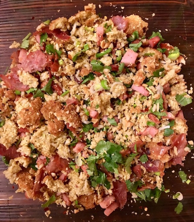 Rezepte: Salate: Knuspriger Reissalat aus Laos Nem Khao in der Schüssel