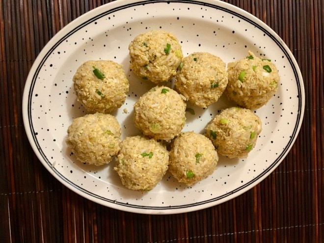 Rezepte: Salate: Knuspriger Reissalat aus Laos Nem Khao - Reisbällchen