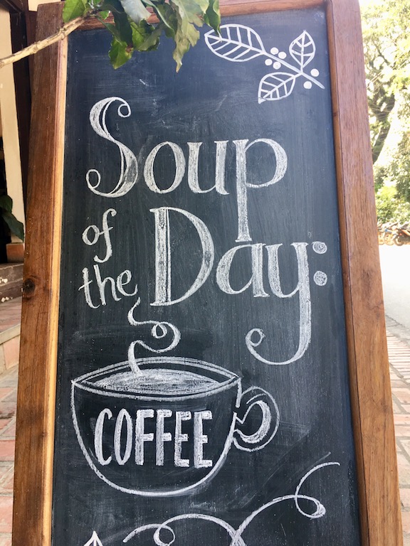 Tipps & Infos: Laotische Küche: Tafel mit Schrift: Soup of the Day: Coffee