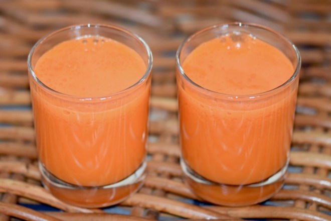 Rezepte: Smoothies & Getränke: Karottensaft mit Chili in 2 Gäsern