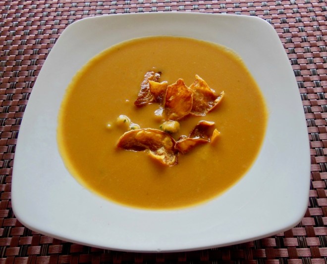 SÜßKARTOFFELSUPPE MIT AVOCADO-GARNELEN-CREME - Diese #Süßkartoffelsuppe hat als Einlage eine leckere Avocado-Garnelen-Creme. Die #Suppe ist #schnellundleicht zu #kochen. Das Rezept ist #milchfrei und eignet sich für eine #cleaneating Ernährung.