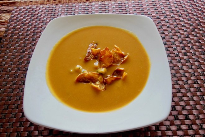 SÜßKARTOFFELSUPPE MIT AVOCADO-GARNELEN-CREME - Diese #Süßkartoffelsuppe hat als Einlage eine leckere Avocado-Garnelen-Creme. Die #Suppe ist #schnellundleicht zu #kochen. Das Rezept ist #milchfrei und eignet sich für eine #cleaneating Ernährung.