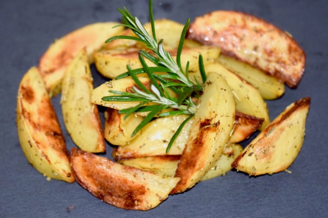 Rezepte: Kleinigkeiten: Kartoffelspalten mit Rosmarin