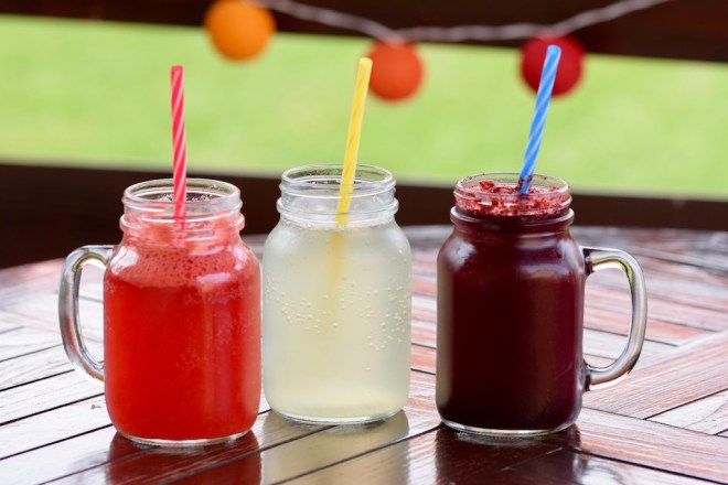 Rezepte: Smoothies & Getränke: klassische Limonade im Glas mit Strohhalm