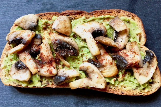 röstbrot - avocadocreme - avocado - pilze - champignons - vegan - pfanne - brotidee - brot belegen - gesund - schnell und einfach - rezept - abendessen - gerichte mit brot
