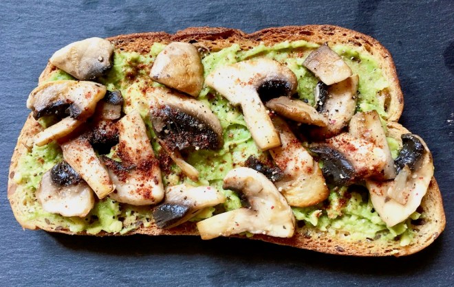 Rezepte: Kleinigkeiten: Röstbrot mit Avocadocreme und Pilzen