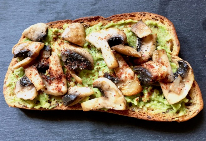 röstbrot - avocadocreme - avocado - pilze - champignons - vegan - pfanne - brotidee - brot belegen - gesund - schnell und einfach - rezept - abendessen - gerichte mit brot