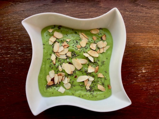 Rezepte: Smoothies & Getränke: Grüner Fenchel-Smoothie in der Schale