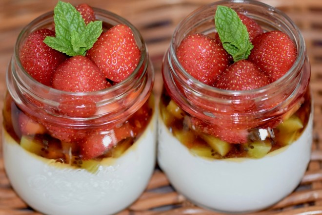 Rezepte: Sonstiges: veganer - Kokos-Joghurt mit Erdbeeren in 2 Gläsern