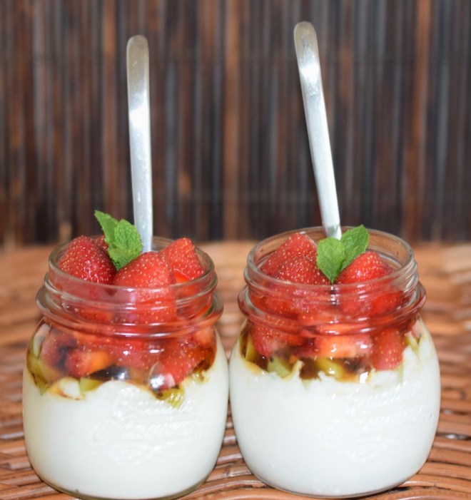 Rezepte: Sonstiges: Kokos-Joghurt - vegan mit Erdbeeren in 2 Gläser mit Löffeln
