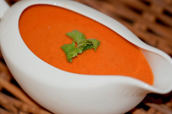 Rezepte: Dips & Saucen: Paprikasauce in einer Sauciere - groß