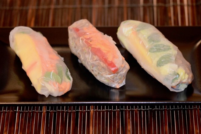 Rezepte: Hauptgerichte: Sommerrollen auf schwarzen Teller