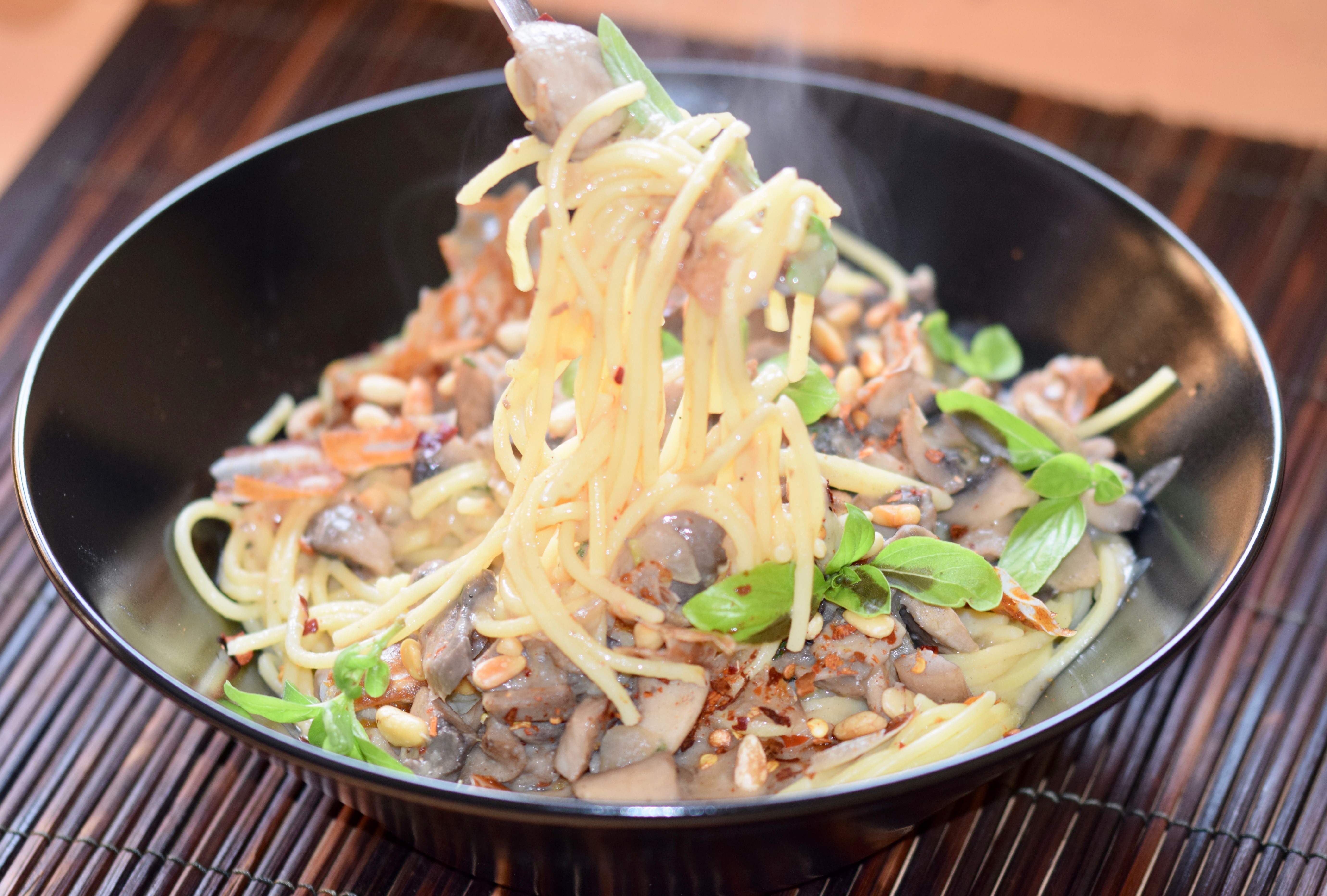 Spaghetti mit Champignon-Sahne-Sauce – vegan | Zimt & Chili Spaghetti mit Champignon-Sahne-Sauce – vegan | Zimt & Chili