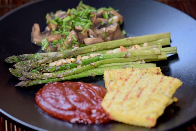 Rezepte: Hauptgerichte: Spargel aus dem Ofen mit sommerlichen Pilzragout, einer fruchtigen Tomatesauce und knuspriger Polenta