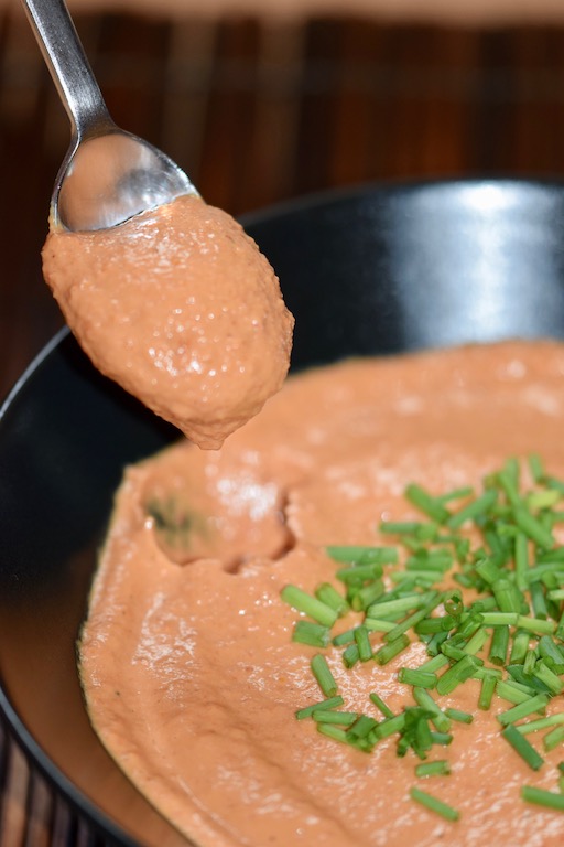 Rezepte: Dips & Saucen: Paprika-Tomaten-Dip mit Löffel - hochkant