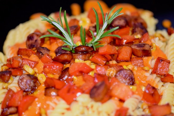 Pasta mit Paprikasauce, Kabanossi und&nbsp;Mais