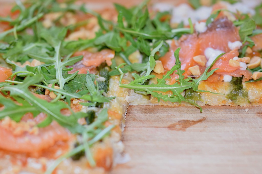 Rezepte: Hauptgerichte: Pizza Bianca mit Spargel und Lachs - Nahaufnahme