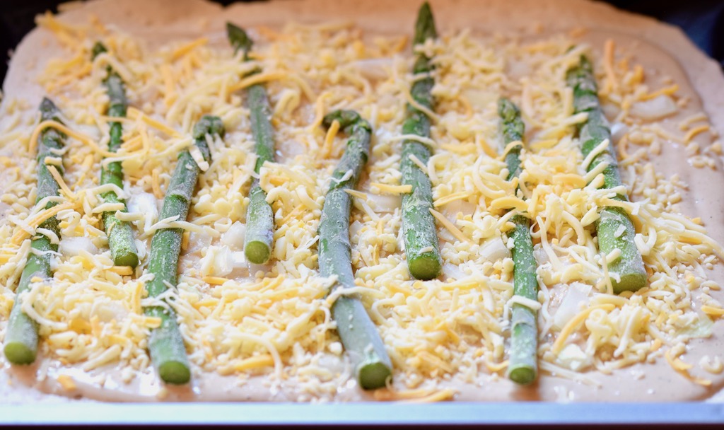 Rezepte: Hauptgerichte: Pizza Bianca mit Spargel und Käse - ungebacken