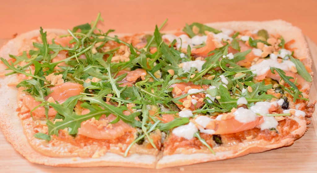 Rezepte: Hauptgerichte: Pizza Bianca mit Spargel und Lachs - ganze Pizza