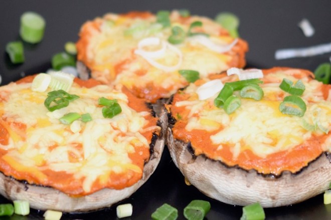 Rezepte: Kleinigkeiten: Portobello-Pizza, gefüllte Portobello mit Paprika-Tomaten-Sauce und Käse überbacken