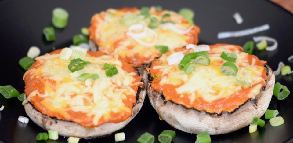 Rezepte: Kleinigkeiten: Portobello-Pizza, gefüllte Portobello mit Paprika-Tomaten-Sauce und Käse überbacken
