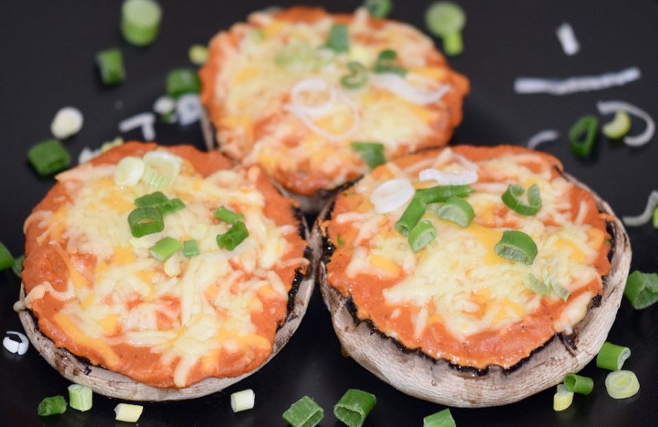 Rezepte: Kleinigkeiten: Portobello-Pizza, gefüllte Portobello mit Paprika-Tomaten-Sauce und Käse überbacken