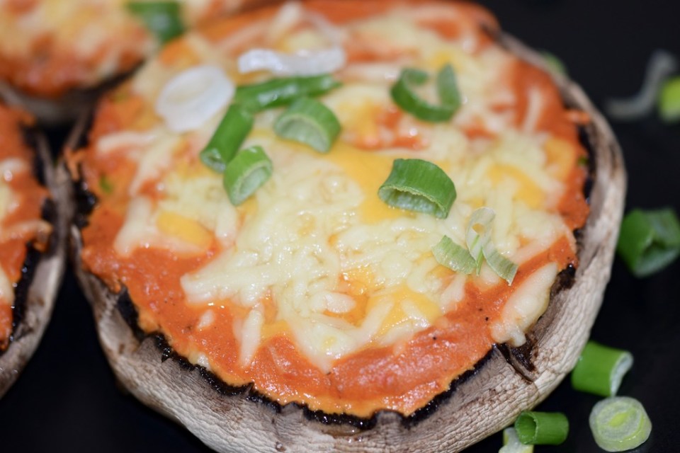Rezepte: Kleinigkeiten: Portobello-Pizza, gefüllte Portobello mit Paprika-Tomaten-Sauce und Käse überbacken