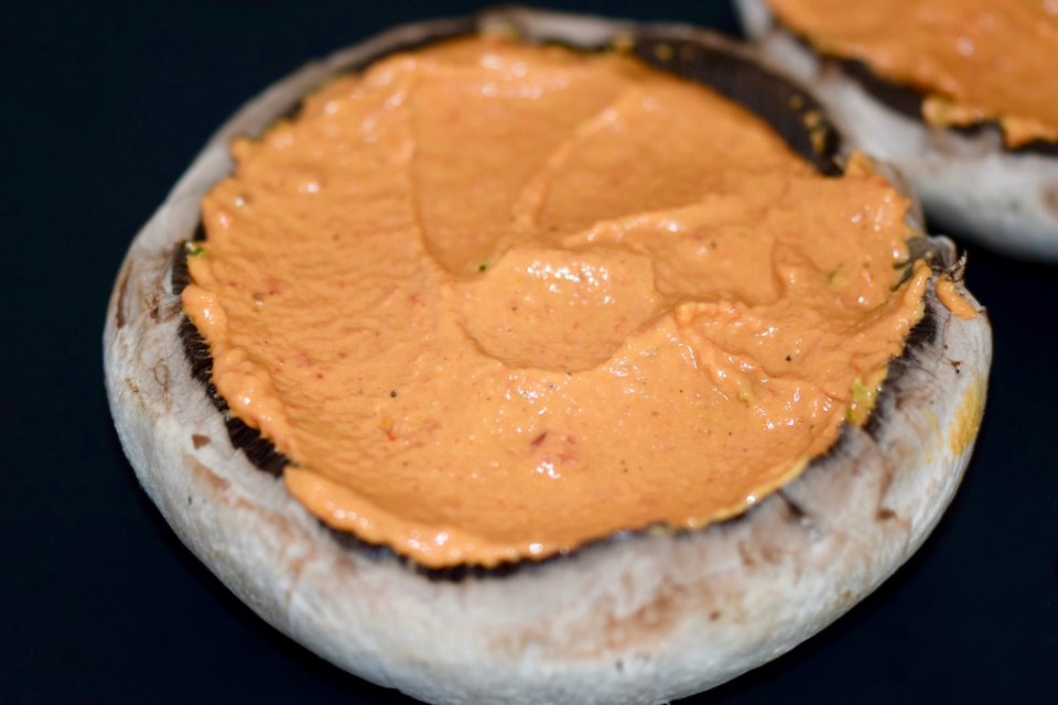 Rezepte: Kleinigkeiten: Portobello-Pizza: Portobello mit Paprika-Tomaten-Sauce gefüllt