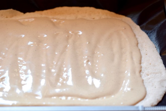 Rezepte: Dips & Saucen: veganer Schmand auf einem Pizzaboden