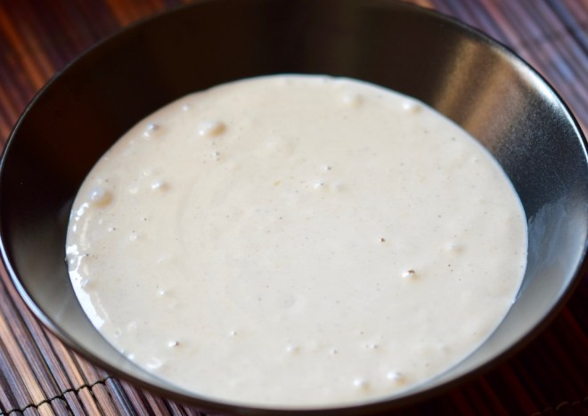 Rezepte: Dips & Saucen: Schmand - vegan in schwarzer Schüssel