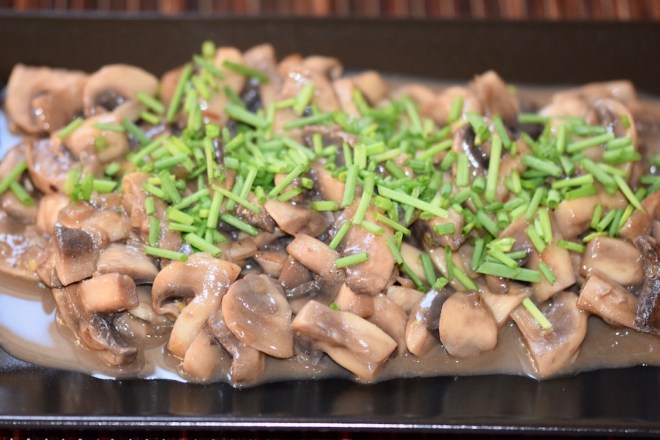 Rezepte: Beilagen: Sommerliches Pilzragout mit Schnittlauchröllchen garniert