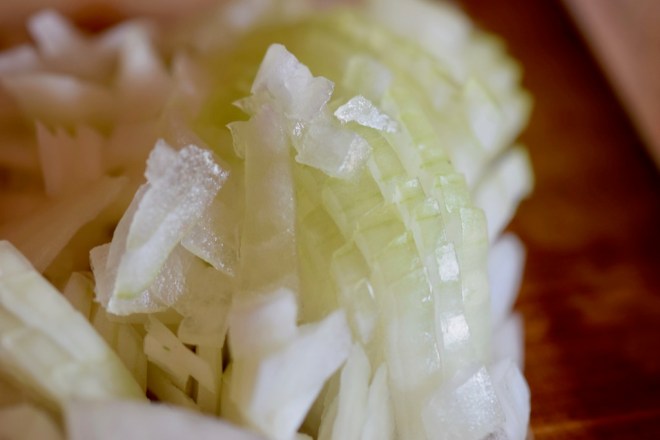 Rezepte: Beilagen: Sommerliches Pilzragout - Zwiebel in Würfel geschnitten