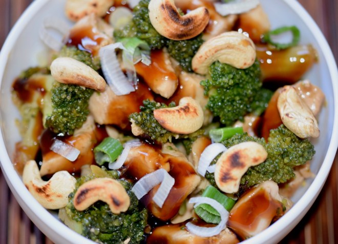 Rezepte: Hauptgerichte: Teriyaki-Huhn mit Brokkoli in weißer Schale