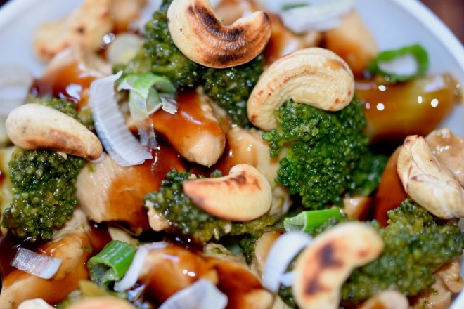 Rezepte: Hauptgerichte: Teriyaki-Huhn mit Brokkoli - Nahaufnahme in weißer Schüssel