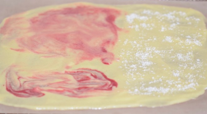 Tipps & Infos: Fruchtleder - eine gesunde Nascherei - rohes Fruchtleder aus Ananas und Himbeere auf einer Dörrfolie