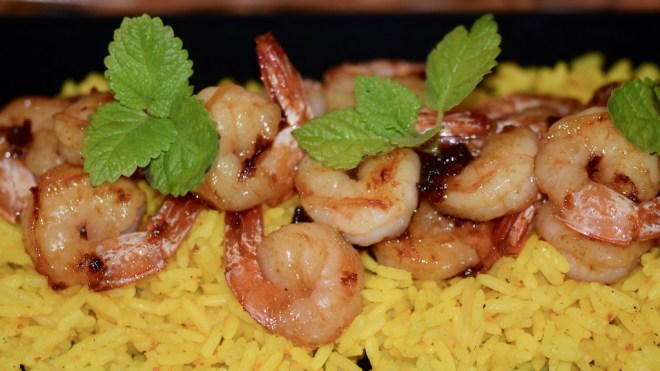 Rezepte: KKnoblauch-Garnelen mit Honig-Soja-Glasur und Zitronenreis