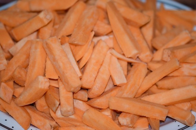 Rezepte: Kleinigkeiten: Süßkartoffel-Pommes - roh