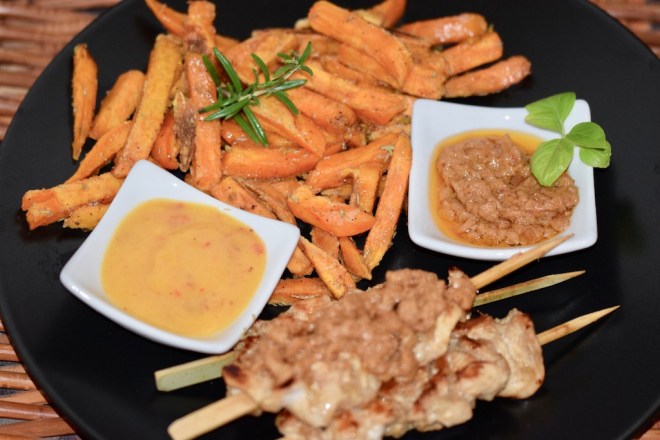 Rezepte: Kleinigkeiten: Süßkartoffel-Pommes und Saté-Spieße