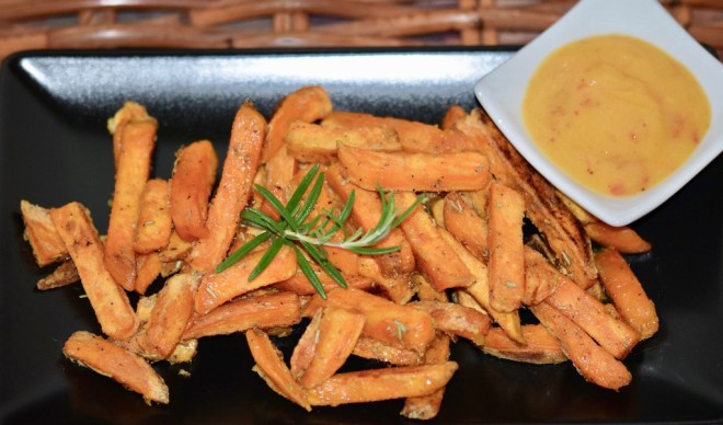 Rezepte: Kleinigkeiten: Süßkartoffel-Pommes mit Mango-Chili-Dip