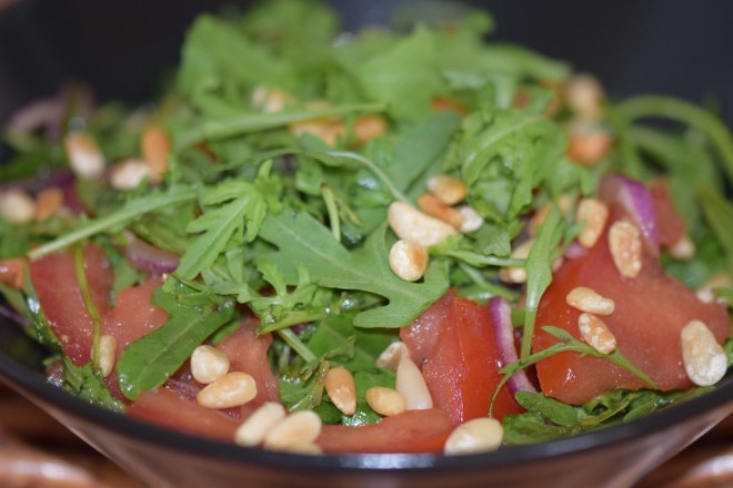 Rezepte: Salate & Dressings: Tomaten-Rucola-Salat mit Minze und Granatapfel-Dressing