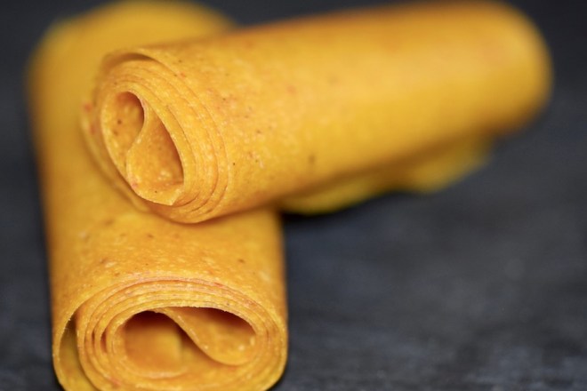 Rezepte: Süßes: Mango-Chili-Fruchtleder - zwei Rollen