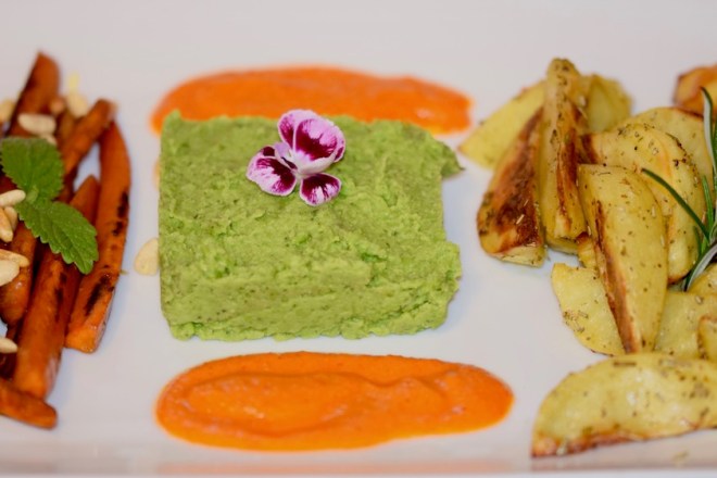 Rezepte: Hauptgerichte: Karamellisierte Karotten mit Erbsen-Minz-Püree, Paprikasauce und Wedges