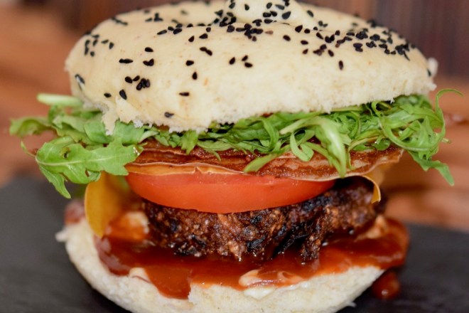 MANGO-CHILI-BURGER MIT BACON - VEGAN & GLUTENFREI Ich habe den klassisch amerikanischen #Burger mal ein wenig abgewandelt und einen #gesundenBurger kreiert, der #vegan und #glutenfrei ist. Der #Patty bzw. #Bratling ist schön würzig und wird von knusprigem #veganenBacon, fruchtigem #MangoChili #Fruchtleder und nussigem #Rucola begleitet. Noch etwas BBQ #Sauce, rote Zwiebel und Tomate dazu, alles in einen luftig-weichen #Bun bzw. #Brötchen platziert und dem Burger-Himmel steht nichts mehr im Wege