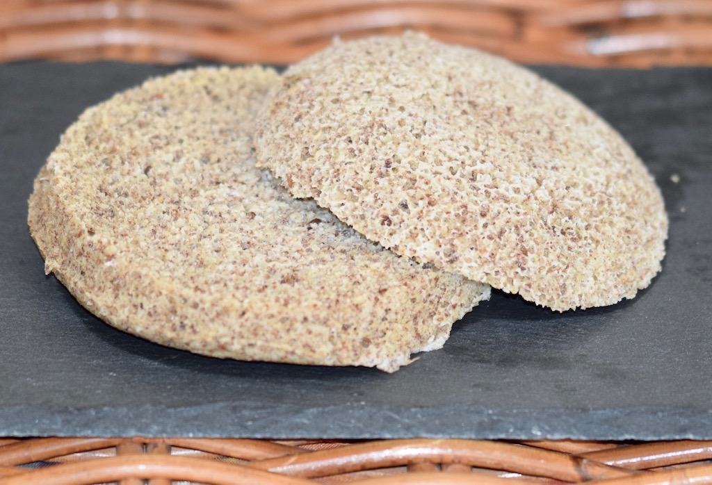 Rezepte: Kleinigkeiten: Tassenbrötchen mit Leinsamen aus der Mikrowelle - gluten- & milchfrei (ohne Belag)