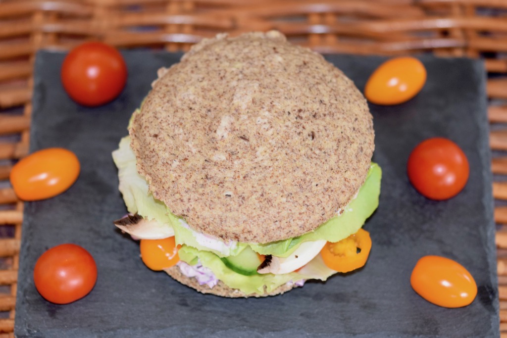 Rezepte: Kleinigkeiten: Tassenbrötchen mit Leinsamen aus der Mikrowelle - gluten- & milchfrei (belegt)