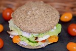 Rezepte: Kleinigkeiten: Tassenbrötchen mit Leinsamen aus der Mikrowelle - gluten- & milchfrei, belegt und zugeklappt